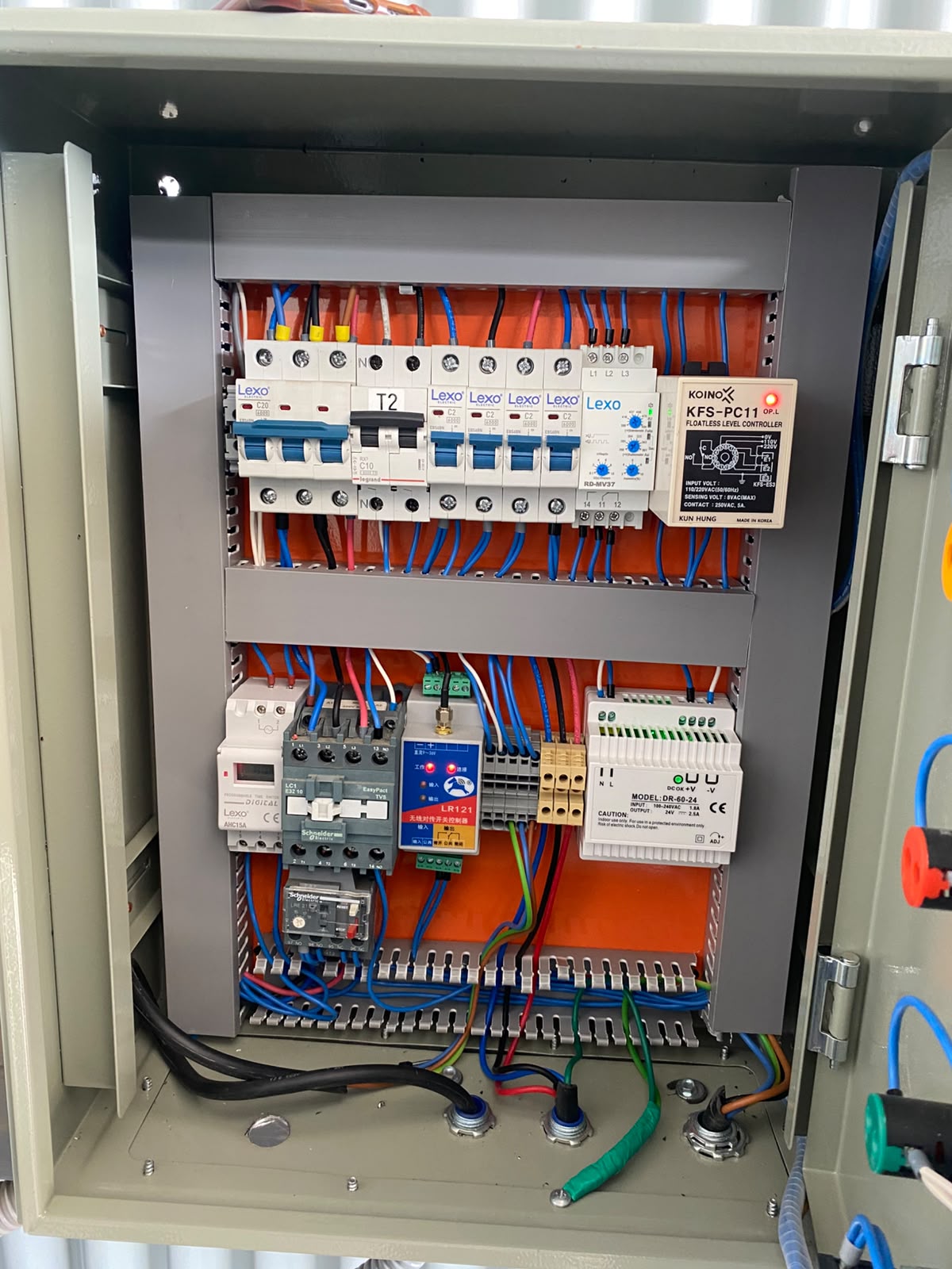 Protecciones y conexiones organizadas en tablero eléctrico